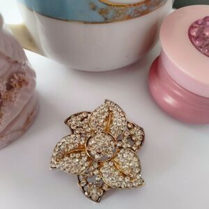 Vintage Goldtone Rhinestone Flower Brooche